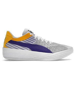In de colorway van de Puma Clyde All-Pro Coast 2 Coast "WHITE" zijn de kleuren van de Lakers weer terug te vinden. De basketbal performance sneaker in Low maakt indruk met zijn verder eenvoudige ontwerp. Het witte bovenwerk van mesh wordt onderbroken door de Puma Stripe in paars leer. De hiel- en enkelversteviging is van geel suède. ProFoam-technologie en de CMEVA-middenzool zorgen samen voor een optimaal dempingssysteem.