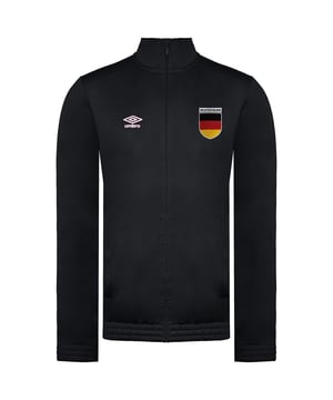 Presentando el umbro Deutschland tricot Zip Up Up's Black Track Jacket, una pieza de ropa exterior elegante y deportiva que muestra su apoyo al equipo nacional de fútbol alemán. Esta chaqueta de pista combina estilo y funcionalidad para crear una adición destacada a su guardarropa.

Diseñada en un color negro atemporal, esta chaqueta exuda una estética versátil y sofisticada. El diseño clásico de la chaqueta de pista está elevado por el icónico logotipo de Umbro que se muestra en el cofre, simbolizando el compromiso de la marca con la calidad y la autenticidad.

Hecho a partir de tela tricot de alta calidad, esta chaqueta de pista ofrece una sensación cómoda y liviana. La tela proporciona calidez y protección contra los elementos al tiempo que permite la transpirabilidad y la libertad de movimiento. Es adecuado para varias condiciones climáticas, lo que lo hace versátil tanto para las sesiones de entrenamiento como para el uso casual.

La chaqueta de pista presenta un conveniente cierre delantero de Zip Full-Zip, que permite una ventilación fácil y apagada y ajustable. Los puños acanalados y el dobladillo aseguran un ajuste seguro y cómodo, mientras que el collar de pie agrega un toque de sofisticación y protección adicional contra el viento.

Una de las características destacadas de esta chaqueta de pista es su diseño inspirado en Deutschland. La chaqueta muestra con orgullo el equipo nacional alemán Crest en el cofre, mostrando su apoyo al fútbol alemán y representa el rico patrimonio futbolístico de la nación.

Ya sea que se dirige a un partido, participe en actividades deportivas o simplemente busque una opción de ropa exterior de moda y deportiva, el Umbro Deutschland Tricot Zip Up's Black Track Jacket es una opción fantástica. Su combinación de comodidad, estilo y espíritu de equipo le permite representar con orgullo al equipo nacional de fútbol alemán con confianza y orgullo.