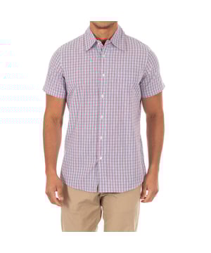 Camisa manga corta.
Color Rojo-azul
Cuello de solapa.
Estampado a cuadros.
Cierre de botones en el frontal.
Un bolsillo con solapa en el frontal.
Bordado del logo de la firma, en la parte trasera.
Costuras vistas a tono.

Composición:  100% Algodón. 

Instrucciones de lavado:
- Lavar máximo a 40ºC.
- Planchar a media temperatura, máx. 110ºC.
- Permite usar secadora.