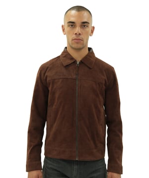 Conocida por su tacto ligero y lujoso, esta chaqueta Harrington está confeccionada en ante de cabra de alta calidad y terminada con una cremallera metálica YKK que llega hasta el cuello. El cuello de la chaqueta tiene un estilo clásico de camisa y comparte una calidad atemporal con el ante, que desde su aparición en el siglo XVIII ha seguido siendo un material popular en todas las estaciones. Esta chaqueta también incluye puños abotonados para ajustar las mangas y garantizar la comodidad del usuario. • Fabricada en piel de ante de cabra auténtica • Dos bolsillos delanteros ubicados en la cintura de la chaqueta • Cuello de camisa clásico • Dos bolsillos integrados en el forro de la chaqueta • Puños abotonados