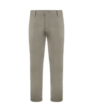 Los Dockers Slim Tapered Leg Men's Beige Chino Chino Bossers son una adición elegante y versátil a su guardarropa, conocido por su moderno diseño de Chino y su clásico diseño de chino. Aquí están las características y detalles clave comúnmente asociadas con este tipo de pantalones Chino:

Ajuste cónico delgado: estos pantalones ofrecen un moderno ajuste cónico delgado, lo que significa que son más estrechos a través del muslo y se reducen gradualmente a una abertura de pierna más delgada. Este ajuste proporciona una apariencia contemporánea y personalizada.

Material de calidad: Dockers es conocido por usar materiales de alta calidad en su ropa. Estos pantalones chino generalmente están hechos de una mezcla cómoda y duradera de algodón y elastano (o spandex), ofreciendo flexibilidad y facilidad de movimiento.

Color beige: los pantalones vienen en un color beige clásico, que es versátil y combina bien con varias tops y calzado, lo que los hace adecuados para una amplia gama de códigos de vestimenta y ocasiones.

Fly de botones: estos pantalones a menudo cuentan con una mosca de botón para un cierre seguro y un aspecto clásico.

Diseño clásico de cuatro bolsillos: los pantalones Chino cuentan con el diseño clásico de cuatro bolsillos, que incluye dos bolsillos inclinados delanteros y dos bolsillos de ribete traseros. Este diseño es funcional y elegante.

Cintura flexible: algunos muelles de chino incluyen una cintura flexible que proporciona comodidad adicional y permite un mejor ajuste.

Estilización versátil: el ajuste cónico y el color beige delgados hacen que estos pantalones sean versátiles para varias ocasiones. Se pueden vestir con una camisa de vestir y una chaqueta para un aspecto inteligente o usado casualmente con una camiseta o suéter para el uso diario.

Branding de Dockers: generalmente puede encontrar elementos de marca Dockers, como la etiqueta o etiqueta del logotipo de los Dockers, integrados en el diseño de los pantalones, lo que refleja el compromiso de la marca con la calidad y el estilo.