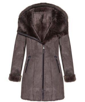Envuélvete en elegancia y calidez con nuestra parka con capucha de piel de merino para mujer. Esta chaqueta, confeccionada con auténtica piel de cordero merino español, ofrece una calidad y un lujo inigualables. El tirador de doble cremallera añade un elemento elegante y funcional, lo que permite opciones de uso versátiles. El acabado de gamuza añade un toque de sofisticación a la chaqueta, mejorando su atractivo general. Disponible en tres impresionantes colores, puedes encontrar el tono perfecto para complementar tu estilo personal. El cuello ancho se extiende sin costuras hasta convertirse en una capucha, lo que proporciona comodidad y protección contra los elementos. Fabricada con auténtica piel de cordero merino español para una calidad y un lujo superiores. Tirador de doble cremallera para opciones de uso versátiles y elegantes. Acabado de gamuza para un aspecto sofisticado y refinado. Disponible en tres hermosos colores para adaptarse a tu estilo individual. Cuello ancho que se extiende hasta una capucha para mayor comodidad y protección contra los elementos.