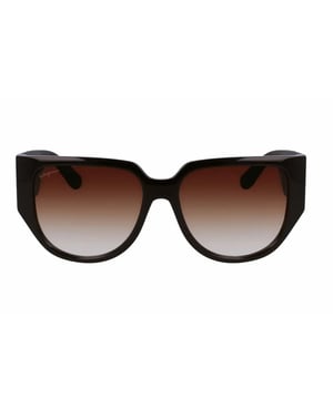 Gafas de sol SF1088SE con montura de acetato.

Forma y diseño:
- Estas gafas Salvatore Ferragamo tienen una silueta oversized.

Material de la montura:
- La montura de estas gafas está fabricada en acetato, un material plástico.
- El acetato proporciona durabilidad, flexibilidad y un acabado liso a la montura.

Patillas de acetato:
- Las patillas también están hechas de acetato, a juego con el material de la montura.
- El acetato en las patillas las hace livianas y cómodas de llevar.

Detalles de la marca:
- Grabado de la marca Salvatore Ferragamo en la lente.
- Estos elementos de diseño ayudan a identificar claramente el modelo como parte de la colección de gafas Salvatore Ferragamo.

Lentes:
- Los lentes son de alta calidad.
- Estos lentes proporcionan una excelente protección UV y una visión nítida y clara.
 Medidas: Ancho lente: 57 mm. Puente: 16 mm. Patillas: 140 mm.
 Composición: Acetato
 Cuidados:
Utiliza un paño de microfibra suave y limpio para limpiar tus gafas de sol. Este tipo de paño no rayará los lentes.
Evita usar productos de limpieza abrasivos, detergentes, alcohol o acetona, ya que pueden dañar los lentes y los tratamientos antirrefleja