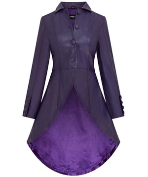 Deze lange jas, geïnspireerd op Victoriaanse en Edwardiaanse stijlen, heeft een strak uitlopend design gemaakt van 100% premium leer. Perfect voor gothic en punk mode, het is een gedurfd statement piece dat vintage charme combineert met een moderne rand. Lange uitlopende jas voor een opvallende look Gemaakt van 100% premium leer voor duurzaamheid en luxe Victoriaanse en Edwardiaanse invloeden met een eigentijdse twist Perfect voor gothic, punk of alternatieve modestijlen