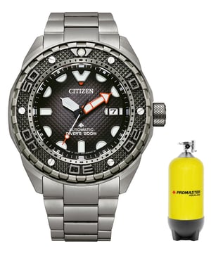 Diese Citizen Promaster Marine Analog Uhr für  Herren ist das perfekte Accessoire zum tragen oder verschenken. Ihr Grau 44 mm Rund Gehäuse kombiniert mit dem bequemen Grau Armband aus  Titan garantiert, dass Sie diese atemberaubende Uhr kompromisslos genießen werden. Angetrieben von einem hochwertigen Automatik Uhrwerk und wasserdicht bis 20 bars, läuft Ihre Uhr stets weiter. Elegant - Sportliches und modernes Design, perfekt für Herren und wird mit einer drehbaren Lünette geliefert -Diese Analog Uhr verfügt über eine Kalenderfunktion: Datum, Leuchtzeiger, Leuchtziffern, Automatik Diese hochwertige Uhr hat ein Grau Titan Band ( 21 cm Länge und 22 mm Breite) mit einer Faltschließe mit Druckverschluss Gehäusedurchmesser: 44 mm,Gehäuse Höhe: 15 mm, Gehäusefarbe: Grau Zifferblattfarbe: Grau