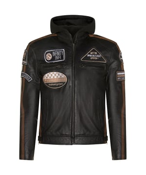 Afgewerkt met ons premium nappaleer en gedetailleerd met onze geborduurde vintage badges, hoeven raceliefhebbers niet verder te zoeken. De klassieke bikerstijl wordt naar een hoger niveau getild door de toevoeging van twee contrasterende racestrepen op de mouwen en een doordachte plaatsing van race-insignes om dit iconische kledingstuk te maken. Het jack blijft trouw aan zijn biker-roots met een klassieke korte kraag met tab, een afneembare stoffen capuchon en twee zakken met rits op de borst voor een traditionele look. Voor extra opbergruimte zijn er twee handzakken in de taille en nog eens twee compartimenten geïntegreerd in de voering, zodat deze jas even praktisch als stijlvol is. â€¢ 100% eersteklas ultrazacht nappaleer.â€¢ Vier buiten- en twee binnenzakkenâ€¢ Racestijlstrepen op elk van de mouwen van de jasâ€¢ Vrijstaande stoffen capuchonâ€¢ Geborduurde racestijlbadges op de voorkant en mouwen van de jas