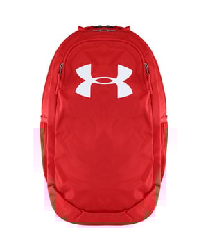 La mochila Under Armour Scrimmage 2.0 Roja para hombre es una mochila versátil y deportiva diseñada para satisfacer las necesidades de las personas activas, tanto si vas al gimnasio, al colegio o te embarcas en aventuras al aire libre. Estas son las principales características de esta mochila:

 Amplio compartimento principal:  La mochila ofrece un generoso compartimento principal con mucho espacio para llevar tu equipo de gimnasia, libros u otros artículos esenciales. Es adecuada para diversas actividades y usos.

 Construcción duradera:  Under Armour es conocida por fabricar productos duraderos, y esta mochila no es una excepción. Está fabricada para soportar el uso diario y resistir el desgaste.

 Atrevido color rojo: El vibrante color rojo añade un toque atrevido y enérgico a tu estilo, convirtiéndola en una opción de moda para hombres activos.

 Correas ajustables:  La mochila cuenta con correas acolchadas y ajustables para llevarla cómodamente. Las correas se pueden personalizar para adaptarlas a su longitud y nivel de comodidad preferidos.

 Material resistente al agua:  La mochila está hecha de material resistente al agua, lo que ayuda a proteger sus pertenencias de la lluvia ligera o derrames y mantenerlos secos.

 Bolsillo frontal con cremallera:  El bolsillo frontal está equipado con una cremallera para facilitar el acceso a los objetos más pequeños como las llaves, el teléfono o la cartera.

 Bolsillos laterales de malla:  Los bolsillos laterales de malla son perfectos para llevar botellas de agua u otros objetos a los que quieras acceder rápidamente.

 Funda para portátil: En el interior del compartimento principal, hay una funda específica para portátil que puede albergar con seguridad tu portátil o tableta, manteniéndolos separados del resto de tus pertenencias.

 Logotipo de Under Armour:  El logotipo de Under Armour ocupa un lugar destacado en la parte delantera de la mochila, simbolizando el compromiso de la marca con la calidad y el rendimiento.
