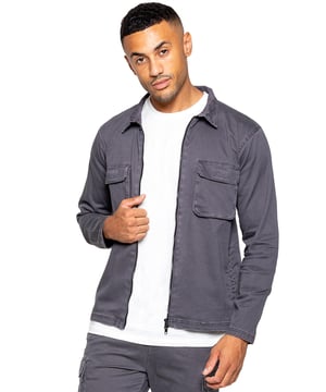 "La chaqueta sobrecamisa cargo Enzo presenta un diseño de manga larga con cremallera y cuello con cuello para una apariencia clásica. Con dos bolsillos cargo planos delanteros y dos bolsillos ribeteados laterales, tendrás amplio espacio de almacenamiento para todos tus elementos esenciales. Los adornos en las mangas y el dobladillo añaden un toque de detalle a esta prenda versátil.