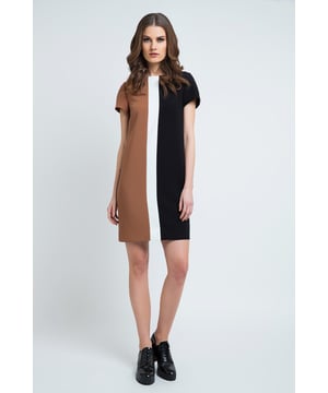 Kurzärmeliges Kleid mit Rundhalsausschnitt. Vorne dreifarbig, hinten schwarz. Abnäher an der Büste für eine perfekte Passform. 50 cm langer, goldener Reißverschluss im Rücken. Vollständig gefüttert. Gerade Silhouette. Länge des Kleides bei Größe 38: 95 cm. Zusätzlicher Stoff am Saum ermöglicht es, das Kleid um bis zu 4 cm zu kürzen.