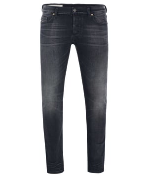 95% katoen, 3% polyester, 2% elastaan; Dieseljeans TEPPHAR-X;  Model: 00SWIDRR98B 02;  Hoogwaardige afwerking;  Zachte katoenmix, stretch;  Slanke pasvorm, lage taille;  Sluiting: knopen;  Klassieke '5-pocket'-stijl;  riemlussen;  Diesel-logodetails