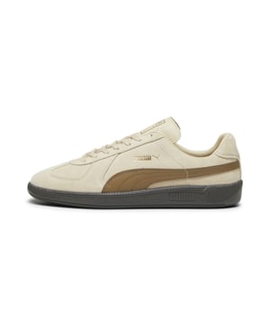 Maak je klaar voor je drukke dag en casual avond met de Puma Army court trainers. Gemaakt van opvallend suède en stevige rubberen zolen, zijn deze sportieve, vintage-geïnspireerde schoenen klaar om in actie te komen. De gestroomlijnde, geaccentueerde kenmerken van deze tijdloze Puma-klassieker zijn ideaal voor veelzijdige, casual slijtage, terwijl de gedempte binnenzool en gouden merkdetails comfort, kwaliteit en stijl garanderen.