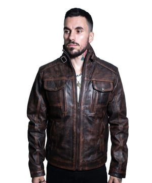 De uitgesproken verweerde look schittert hier in ons premium nappaleer. Dit bikerjack heeft een klassieke hoge opstaande kraag die kan worden gesloten met een YKK-rits over de volledige lengte. Het voorpand is voorzien van werkende klepzakken en verticale ritsvakken, met nog twee zakken met knoopsluiting in de taille. Bovendien zijn de schouders voorzien van gewatteerde inzetstukken die harmoniseren met de hoge opstaande kraag, waardoor een hypermoderne, eigentijdse look ontstaat. Deze jas is verkrijgbaar in de klassieke zwarte en bruine kleuren. • 100% premium ultrazacht nappaleer. • Luxe quilting op de schouderpanelen van de jas • Stevige YKK-ritssluiting • 4 functionele buitenzakken met knoopsluiting, 2 buitenzakken met ritssluiting • Premium handgeweven labels. • Stijlvolle hoge opstaande kraag met drukknoopsluiting