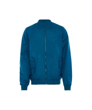 Het sportieve blousonjack van Mo past perfect in je dagelijks leven. Hij is gemaakt van een licht glanzend materiaal dat staat voor comfort en casual koelte. Twee schuine klepzakken met drukknopen en de maatvaste geribde manchetten maken de look en functionaliteit van deze jas compleet.  Jas