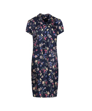 Este vestido está confeccionado en viscosa satinada estampada con flores. Tiene mangas cortas y un cuello de cisne. Hay una cremallera oculta en la parte trasera. El vestido tiene una longitud hasta la rodilla.