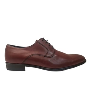 Zapato oxford de caballero con detalles de costuras en la zona alta y baja del empeine con cierre de cordones. Cuenta con una cómoda suela y una planta antideslizante.
