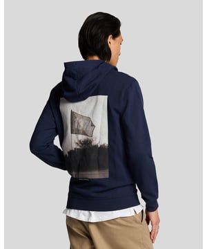 Mens Lyle And Scott Flag Print Pullover Hoodie in navy.- Adjustable hood.- Ribbed cuffs and hem.- Kangaroo pocket.- Embroidered logo.- Graphic logo at back.- 100% Organic Cotton.- Ref: ML1872VZ99