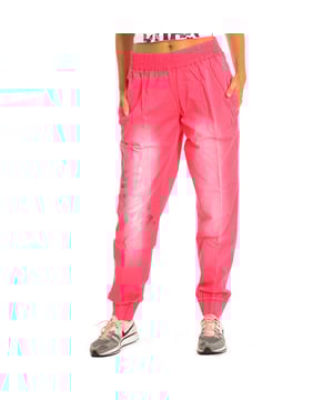 Pantalón Largo Deportivo Zumba. 
Color Coral
Experimente la máxima comodidad y estilo con los pantalones de chándal durante los entrenamientos fríos.
Cintura y bajos elásticos.
Gráficos con motivos de la marca.
Bolsillos laterales y traseros.
Tejido suave que proporciona comodidad durante todo el día.
Costuras vistas a tono.

Composición:  98% Algodón, 2% Elastano.

-Utilizar lavadora a temperatura máxima 30º .
-Utilizar secadora.
-No utiliza Lejía.
-Plancha  a temperatura máxima 110º.