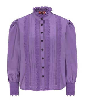 Er is één trend die je deze zomer op je moderadar moet hebben: broderie anglaise of oogjesborduurwerk. MyMo ROCKS is bijzonder creatief met deze luchtige blouse in Victoriaanse stijl. Hij is gemaakt van zuiver katoen en heeft een opstaande kraag met ruches, kant en ajourboorden. De afzonderlijke rijen op het voorpand en de mouwen zijn zo losjes bewerkt dat ze vluchtige blikken opleveren. Let op de geborduurde armmanchetten met schelpzoom. Een zeer geraffineerde blouse die casual kan worden gedragen bij alle looks.