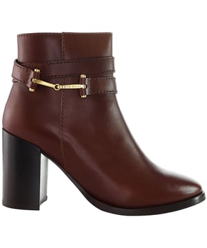 Geniet van het snijpunt van chique stijl en eigentijdse flair met de Ted Baker Anisea T-Hinge enkellaarsjes voor dames. Het verhogen van uw schoenen collectie met een perfecte mix van verfijning en modern design, zijn deze enkellaarsjes zeker een gedurfde fashion statement te maken.

Belangrijkste kenmerken:

 T-scharnier versiering:  De Ted Baker Anisea laarzen zijn voorzien van de kenmerkende T-scharnier versiering, een kenmerkend element dat een vleugje glamour en uniciteit toevoegt aan de enkellaarsjes. Dit stijlvolle detail springt niet alleen in het oog, maar weerspiegelt ook Ted Baker's toewijding aan ingewikkeld design.

 Enkellaars silhouet:  Omarm een slank en veelzijdig silhouet met deze enkellaarsjes. De kortere hoogte zorgt ervoor dat ze gemakkelijk te combineren zijn met een verscheidenheid aan outfits, waardoor ze een veelzijdige keuze zijn voor zowel casual als meer formele gelegenheden.

 Comfortabele pasvorm:  Ervaar comfort zonder afbreuk te doen aan stijl. De Anisea laarzen zijn ontworpen om een goede en comfortabele pasvorm te bieden, zodat je de hele dag met vertrouwen kunt lopen.

 Ritssluiting aan de zijkant: Deze enkellaarsjes schuif je moeiteloos aan met de handige ritssluiting aan de zijkant. Deze praktische functie zorgt er niet alleen voor dat je ze gemakkelijk aan en uit kunt trekken, maar zorgt er ook voor dat de strakke lijnen van het ontwerp behouden blijven.

Stap in een wereld van fashion-forward elegantie met de Ted Baker Anisea T-Hinge enkellaarsjes voor dames â€" een perfecte keuze voor wie houdt van onderscheidend design, luxe materialen en veelzijdige stylingopties. Deze laarzen belichamen moeiteloos de essentie van Ted Baker's inzet voor tijdloze en toch eigentijdse schoenen.