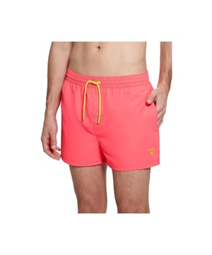 Badeanzug Guess Neon-Patch Herren Rosa Polyester. Authentisches Kleidungsstück der Marke Guess – Streetwear/Sportswear Design von Guess – Guess für modebewusste Männer, perfekt für den Alltag – Der rosa Badeanzug von Guess lässt sich hervorragend mit Ihrer Garderobe kombinieren – bequeme Polyesterqualität – klassisch – Neon-Patch –