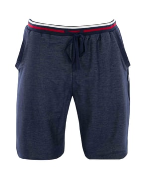 Bequeme Sweatshorts von der Marke hajo. Angenehm weicher Material-Mix mit merzerisierter Baumwolle, Mikrofaser und Stretch-Anteil für leichtes Tragegefühl. Mit seitlichen Einschubtaschen und Kontrast-Bund mit Kordelzug.