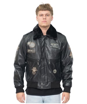 Geïnspireerd door klassieke ontwerpen van de Amerikaanse luchtmacht, is dit jack versierd met onze merkbadges op een manier die populair is geworden door de film Top Gun. Deze jas wordt geleverd met een kraag van schapenvacht die is ontworpen in een klassieke overhemdstijl, een opvallend kenmerk van het A1-vliegjack uit de jaren '30. Onze merktags zijn te vinden op de twee zakken met ritssluiting op de borst en de hoofdritssluiting, die ook wordt geleverd met een gulp die wordt vastgemaakt met verborgen drukknopen. Voor extra comfort zijn de manchetten gemaakt van ribbreisel, net als de taille, die ook verstelbaar is voor een betere pasvorm. • 100% premium ultrazacht nappaleer • Voorzien van onze merkbadges op de voorkant en mouwen van de jas • Klassieke YKK-ritssluiting op de voorkant van de jas • Inclusief zakken geïntegreerd in de voering van de jas en vier buitenzakken • Ribgebreide manchetten en taille