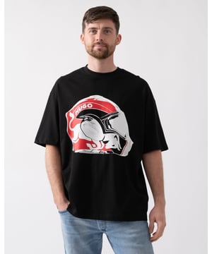 A short-sleeved T-shirt in an oversized fit by HUGO Menswear. Featuring a statement racing print, this style is designed in soft and breathable cotton. Celebrate the thrill of motorsports with this unique product from the high-octane collaboration between HUGO and the RB Formula One™ Team.

Oversize fit
Crew neck

100% Cotton
50530058
 