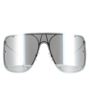 Las gafas de sol Alexander McQueen Shield Womens Silver Mirror AM0313S presentan un elegante diseño de escudo fabricado en metal ligero. Las plaquetas nasales de silicona garantizan la comodidad durante todo el día, mientras que el logotipo de Alexander McQueen en las patillas delgadas representa la autenticidad de la marca.