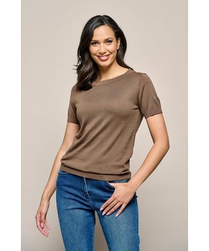 Verleihen Sie Ihrer Garderobe ein luxuriöses Upgrade mit dem Regan-Top von Mart Visser. Entdecken Sie die Vielseitigkeit dieses eleganten braun-taupefarbenen Oberteils, perfekt für jede Jahreszeit. Dieses wunderschöne Strickoberteil, entworfen von Mart Visser, zeichnet sich durch ein dezentes durchbrochenes Detail auf der Rückseite aus, das einen Hauch von Luxus und Raffinesse verleiht. Das Oberteil hat einen Rundhalsausschnitt. Das Regan-Top hat kurze Ärmel und eine gerade Passform, die bis zur Hüfte reicht, was für einen bequemen und schmeichelhaften Look sorgt. Die feine Strickstruktur dieses Oberteils sorgt für ein luftiges Tragegefühl und lässt sich zu jeder Jahreszeit problemlos tragen: sowohl solo als auch im Lagenlook. Die schmalen Rippkanten an Ärmeln, Saum und Ausschnitt verleihen dem Oberteil einen besonders luxuriösen Look.