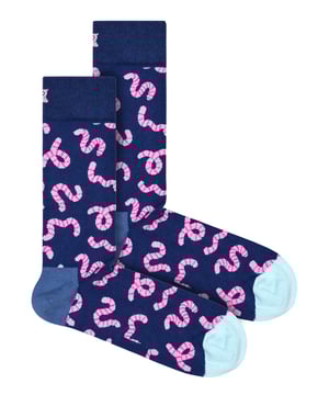 Happy Socks - Calcetines de gusano para hombre y mujerLos calcetines de la marca Happy Socks tienen un montón de diseños raros y maravillosos y estos calcetines de gusano son definitivamente uno de ellos. Son perfectos para cualquier persona a la que le gusten los diseños locos o divertidos en sus pies. Son de color azul marino con dibujos de gusanos rosas por todas partes y están hechos de un suave algodón peinado al 86% para que tus pies estén suaves y cómodos todo el día. Los Happy Socks son el regalo perfecto para tu amante de los calcetines favorito o para cualquiera que tenga sentido del humor. El talón y la puntera reforzados te permitirán llevar estos novedosos calcetines durante años. Happy Socks es una marca popular que ofrece calcetines de alta calidad que combinan diseños únicos y artesanía. Mikael Söderlindh y Viktor Tell tuvieron la visión de difundir la felicidad convirtiendo un artículo de primera necesidad en una colorida pieza de diseño. Con Concept Stores en todo el mundo, desde Los Ángeles a Tokio, Happy Socks se puede encontrar en más de 10.000 boutiques de moda.Estos calcetines están hechos de 86% algodón, 12% poliamida, 2% elastano y vienen en 2 tamaños: Hombre 6-11 UK y Mujer 4-7 UK. Son lavables a máquina.Extra Product DetailsHappy Socks Adult Novelty SocksSoft Combed Cotton1 Pair Per PackReinforced Heel & ToeNavy with Worm PatternsA Perfect Gift IdeaSoft & ComfortableHappy Socks Branded2 Size OptionsMachine Washable