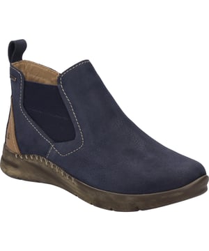 Entdecke mit Conny 57 in ocean-kombi von JOSEF SEIBEL ein Schuhwerk, das mehr als nur eine Stiefelette für Damen darstellt. Wir fertigen diesen Schuh aus edlem Nubukleder, einem hochwertigen Rindsleder, und einer Innenfütterung aus Textil. Wir versprechen dir nicht nur eine exzellente Haltbarkeit, sondern auch eine wohlig warme Begleitung durch die kühleren Monate. Dank unserer herausnehmbaren Textilinnensohle kannst du Conny 57 individuell anpassen und somit die Möglichkeit nutzen, ein eigenes orthopädisches Fußbett zu verwenden. Durch die Verwendung von Polyurethan für die Sohle erzielen wir einen leichten, dämpfenden Effekt, der das Gehen in diesen Stiefeletten zu einem wahren Vergnügen macht. Dieses Material, bekannt für seine gummiähnlichen Eigenschaften, verleiht der Sohle eine bemerkenswerte Leichtigkeit. Unser Reißverschluss erleichtert das An- und Ausziehen, während die wasserabweisende Beschaffenheit sicherstellt, dass deine Füße auch bei unbeständigem Wetter trocken bleiben. Conny 57 ist ein Symbol für unsere Philosophie bei JOSEF SEIBEL, die Style und Bequemlichkeit mit einem charakterstarken Design vereint. Die Strobel-Machart, eine traditionelle Verbindungsart vom Schaft mit der Außen-Zwischensohlenkombination, fördert die Stabilität und Langlebigkeit. Als Teil unserer Spirit of Nature Kollektion steht dieses Modell für eine nachhaltige Mode, die sich bewusst von der schnellen, vergänglichen Fast Fashion abhebt. Mit Conny 57 in Freizeit und Outdoor-Abenteuern unterwegs, erlebst du nicht nur die Welt mit jedem Schritt, sondern tust dies auch mit einem Gefühl von lässiger Eleganz und unübertroffener Gemütlichkeit. Wir laden dich dazu ein, die Vielseitigkeit von Conny 57 zu entdecken, von entspannten Spaziergängen bis hin zu lebhaften Stadterkundungen, und dabei stets auf kompromisslose Qualität und traditionelles Handwerk zu setzen.