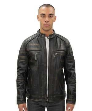 Esta chaqueta presenta una variedad de detalles sutiles para ayudar a lograr un estilo elegante, sin dejar de ser fiel al tema de motociclista. Se introducen paneles alrededor de la cintura para lograr una estética cónica. Entre los paneles hay una cremallera YKK que sube hasta el cuello corto con solapa, que está provisto de aros de tela en la circunferencia del cuello. Los hombros plisados ​​conducen a detalles acanalados en las mangas que están justo por encima de los puños que se pueden abrochar firmemente para asegurar los guantes. Los bolsillos exteriores con cremallera, los compartimentos de forro y una cintura ajustable son todos añadidos para una mayor practicidad. • Piel de napa ultra suave. • Paneles laterales de la cintura y hombros plisados ​​• Cremallera YKK con etiqueta • 4 bolsillos exteriores funcionales, 2 bolsillos interiores • Cuello corto con solapa elegante con cierre de botón a presión