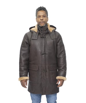 Nuestro color tabaco premium brilla en el acabado de napa ultra suave de esta chaqueta, lo que da como resultado una estética suave y sofisticada. El interior de la chaqueta está confeccionado con nuestro mejor forro de piel de oveja gruesa, que es líder en términos de materiales para chaquetas de invierno debido a sus propiedades aislantes. El forro está expuesto en los puños y presenta características en el cuello y la capucha extraíble, que hemos agregado para complementar el resto de las características de la chaqueta que la convierten en una prenda cálida para el invierno. Se utilizan botones de estilo tradicional de lona para abrochar esta chaqueta, con un cierre de cremallera adicional ubicado debajo de los botones para asegurar el cierre. Esta chaqueta también cuenta con dos bolsillos profundos con solapa en la cintura para un almacenamiento seguro y práctico. • Confeccionada con piel de oveja de doble cara de alta calidad • El forro grueso de piel de oveja es famoso por brindar calidez y comodidad • Incluye dos bolsillos profundos con solapa y capucha forrada de piel de oveja • Cuenta con un cierre con botones en la parte delantera de la chaqueta