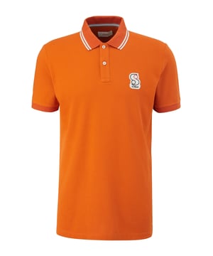 Met dit poloshirt voor heren van s.Oliver ben je stijlvol gekleed voor kantoor en vrije tijd. Het shirt is gemaakt van puur katoen en draagt zeer comfortabel. De polokraag met knoopsluiting geeft het shirt een elegante touch, terwijl de kleine labelpatch op de borst een subtiel merkaccent toevoegt. Het shirt heeft een normale pasvorm en geribde boorden aan de mouwen voor een perfecte pasvorm. In combinatie met jeans, chino's of shorts is dit poloshirt een veelzijdige basic voor de zomer.