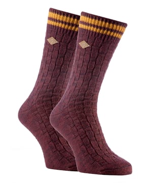 Farah 1920 Basket Weave Chunky Boot Socks Un par de calcetines cómodos y con estilo es una parte esencial de cualquier conjunto. Estos calcetines gruesos para botas Farah 1920 son una gran elección para su colección, vienen en una variedad de colores tierra hechos con un hilo grueso de algodón rico en jaspeado, con un amplio canalé de tejido de cesta que queda muy bien con pantalones formales de molesquín o de tweed. Estos calcetines son 91% algodón, lo que significa que son ricos en algodón, haciendo estos calcetines extra cómodos y suaves contra el pie mientras que también ofrecen los beneficios asociados de usar calcetines de algodón. Tienen la icónica "F" de Farah bordada en los calcetines en una lengüeta cosida con el logotipo. Todas las opciones de color son ricos colores tierra con una banda de contraste de 2 rayas en la parte superior del calcetín alrededor del puño elástico. Gracias a su grueso tejido de algodón y a su ligera sujeción, estos calcetines son ideales para llevar con ropa informal o con botas de moda. Esto se debe a que se adaptan más cómodamente a las botas que los calcetines finos de algodón normales. Cualquiera que busque un par de calcetines cómodos y a la moda en un solo paquete los encontrará con estos calcetines, ya sea para sí mismo o como un gran regalo. Disponibles en un paquete de 2 pares, están disponibles en 6 colores. Son de la talla 6-11 UK 7-12 US 39-45 EUR para hombre y la composición del material es 91% Algodón, 8% Poliéster, 1% Elastano. Detalles adicionales del producto - Paquete de 2 pares - Con la marca Farah - Calcetines de bota - Punto grueso - Algodón - 6-11 UK 7-12 US 39-45 EUR - 6 colores disponibles - 91% Algodón, 8% Poliéster, 1% Elastano - Lavables a máquina