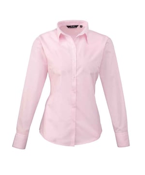 65% Polyester, 35% Baumwoll-Popelin. Design: Unifarben. Knopfverschluss. Abnäher an Rücken, Brustabnäher, Doppelte Falznähte, Pflegeleicht, Perlglanz-Knöpfe. Passform: Anliegend. GSM (Gramm pro Quadratmeter): 105. Nachhaltigkeit: Amfori-Freigabe, BSCI, REACH, Sedex, WRAP Zertifikat. Mit Kragen. Saum: Geschwungener Saum. Bündchen: Doppelknopf. Langärmlig.