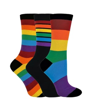 Of je je kind nu wilt aankleden voor Halloween of Wereldboekendag, deze regenboogsokken voor kinderen zijn grappig en levendig met hun veelkleurige ontwerp. Deze sokken zullen je kind comfort en de flitsende kleur geven die ze allemaal nodig hebben in hun outfits. Door het hoge katoengehalte zijn de sokken geschikt voor gebruik in de zomer, omdat ze zowel ademend als koel zijn. Deze sokken zijn levendig van kleur en toveren een vrolijke glimlach op het gezicht van elk kind! Ze zullen ieders dag opvrolijken, of je nu je kleine geliefde wilt trakteren of ze wilt verkleden voor een speciale gelegenheid. In dit pakket van 3 paar ontvang je 1 paar van elk patroon. Dit omvat een paar dun gestreepte, vet gestreepte en een paar zwarte sokken met strepen aan de bovenkant. Alle stijlen hebben een zwarte hak, teen en bovenkant. De sokken zijn gebreid met een bovenkant die ervoor zorgt dat de bovenkant van de sokken steviger om je been zit, wat helpt voorkomen dat de sokken naar beneden glijden. Voeg een vleugje felle en leuke kleuren toe aan de sokkencollectie van je kind met deze grappig en unieke sokken met regenboogthema. De sokken met regenboogstrepen zijn gemaakt van 82% katoen, 16% polyamide, 2% elastaan. Ze worden geleverd in een verpakking van 3 sokken. Deze sokken zijn verkrijgbaar in 27-30 en 30-36.