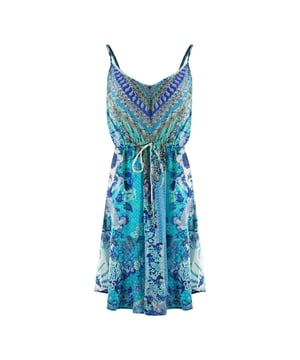 Pronk met je stijl met de Inoa Blue -jurk. De flatterende print maakt het een tijdloos stuk voor je garderobe. Gemaakt van luxueuze stof, je maakt een statement met elke slijtage. Maak een verklaring in stijl! 100% zijde, afdrukontwerp Mouwloos, korte flirtjurk, verstelbare riemen Dit item is geschikt voor maten uk 8- uk 14 Productstijl: Catalina Azuro 12002