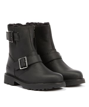 Omarm de stoere allure van deze Biker Boots, luxueus gevoerd met gezellige fleece stof voor warmte. Met een stijlvolle riem met dubbele gesp en een handige aantreklus aan de achterkant zijn deze laarzen zowel modieus als functioneel. De grove rubberen zool voegt duurzaamheid en een stoer statement toe. Deze laarzen zijn gemaakt van leer en combineren comfort en een stoere stijl.