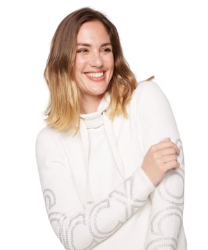 Deze chenille trui voor dames is de perfecte metgezel voor koelere dagen. Hij is gemaakt van zacht, donzig materiaal dat comfortabel aanvoelt op de huid en uitnodigt tot behaaglijkheid. De trui heeft een col met een breed trekkoord dat voor een bijzonder aantrekkelijk accent zorgt. De grote labelprint op de mouwen geeft de trui een extra optisch accent.