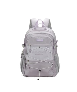 Mochila unisex. El cierre es con cremallera. Los bolsillos internos son bolsillos multifuncionales. Los bolsillos exteriores son dos frontales con cremallera y dos laterales abiertos. Falta la correa para el hombro. El asa es de tela. Hay dos compartimentos internos. El material exterior es poliéster. Internamente está forrado en poliéster. Medidas: 33x19x48 cm. Producto de moda
