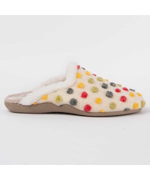 Hecho en España. Zapatilla de casa para mujer. Calce cómodo. Fabricada en materiales veganos. Fabricado por otras marcas para nuestra marca.