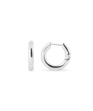 Aros sinem acabado en rodio. Essential encarna la sencillez refinada, piezas atemporales con líneas suaves y el brillo adicional de las circonitas. Joyas básicas sin pretensiones que son perfectas para el uso diario, pero también pueden funcionar en ocasiones especiales.