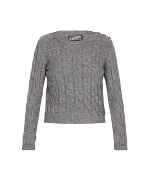 Dieser gestrickte Pullover besticht durch ein zeitloses Zopfmuster und eine präzise Verarbeitung. Der Rundhalsausschnitt und die langen Ärmel sorgen für einen klassischen Look, während gerippte Details an Saum, Bündchen und Ausschnitt dem Design eine raffinierte Note verleihen. Eine Knopfleiste entlang einer Schulter gibt diesem vielseitigen Stück, das sich perfekt für verschiedene Anlässe bei kühlerem Wetter eignet, einen einzigartigen Akzent.  Pullover