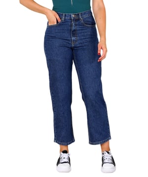 MYT dames hoge taille met een klassieke enkeljeans met rechte pijpen in normale en grote maten van UK 10 - UK 24. De binnenbeenlengte is 28 inch. MYT leren patch aan de achterkant van de taille. Deze jeans Slim Through Hip, Straight Through Leg. Knoopsluiting, ritssluiting.