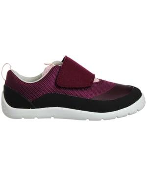 Los zapatos Clarks Play Trial Kids Pink son una opción elegante y cómoda de calzado diseñado específicamente para niños. Clarks es conocida por su calidad y compromiso con la comodidad, y estos zapatos reflejan esas cualidades. Aquí tienes una descripción de las características clave:

 Diseño rosa vibrante:  Estos zapatos vienen en un vibrante color rosa, añadiendo un toque divertido y enérgico al atuendo de tu hijo. El atrevido tono resulta atractivo para los niños y marca estilo.

 Construcción duradera:  Clarks es conocida por producir zapatos de alta calidad, y estos zapatos están construidos para soportar la naturaleza activa y dinámica de los niños.

 Plantilla acolchada:  Los zapatos vienen con una plantilla acolchada, que ofrece soporte y comodidad para los pies jóvenes. Esta característica permite a los niños llevar los zapatos durante largos periodos de tiempo sin molestias.

 Materiales transpirables:  Los zapatos están hechos de materiales transpirables que ayudan a mantener un ambiente cómodo y seco para los pies, incluso durante el juego activo.

 Construcción ligera:  A pesar de su aspecto robusto, los zapatos Clarks Play Trial están diseñados para ser ligeros, lo que reduce el riesgo de fatiga e incomodidad durante el uso prolongado.

 Puntera reforzada:  Para mejorar la durabilidad, estos zapatos incluyen una puntera reforzada, que proporciona protección adicional a los niños activos y salvaguarda los zapatos de rozaduras.

 Suela flexible:  La suela exterior está diseñada para proporcionar flexibilidad y una tracción fiable, garantizando la estabilidad y la facilidad de movimiento, algo crucial para los niños en movimiento.

 Calidad Clarks:  Clarks es una marca de confianza y reputación conocida por producir calzado cómodo y de alta calidad. Estos zapatos reflejan el compromiso de la marca con la calidad y el estilo.