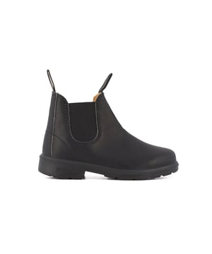 De Blundstone 531 leren Chelsea-laarzen voor kinderen hebben alles wat je leuk vindt aan de klassieke Blundstone-lijn, maar dan in een kleinere verpakking, perfect voor je kleintjes! De Blundstone #531 kinderlaars is ontworpen om stijlvol te zijn zonder concessies te doen aan het legendarische comfort en functionaliteit van Blundstone. Deze laarzen kunnen moeiteloos aan en uit worden geschoven dankzij de elastische zijkanten en de iconische Blundstone-treklabels, waardoor je geen stress hoeft te hebben bij het strikken van veters. Het rijke zwarte volnerflederen bovenwerk geeft deze laarzen een klassieke uitstraling. De buitenzool van polyurethaan biedt ondersteuning voor zich ontwikkelende voeten en er wordt een extra paar uitneembare en wasbare voetbedden meegeleverd om tegemoet te komen aan de snelgroeiende voeten van uw kind. Dankzij het bovenwerk van olie-, zuur- en organisch vetbestendig leer en een stevige PU-buitenzool zijn deze Blundstones bestand tegen alles wat kinderen ermee kunnen doen, en nog veel meer. Details Bovenwerk van premium zwart leer met waterbestendigheid Zwarte elastische zijkanten en iconische tags voor probleemloos instappen Duurzame buitenzool van polyurethaan Uitneembaar en wasbaar voetbed