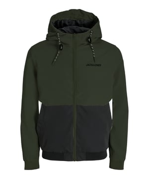 Diese Herren-Bomberjacke verbindet klassisches Design mit modernen Details und hohem Tragekomfort. Die normale Passform und der hochschließende Kragen bieten Schutz vor Wind und eine lässige Optik. Ein durchgehender Reißverschluss sorgt für Flexibilität, während die Kapuze mit Tunnelzug zusätzlichen Schutz bei wechselndem Wetter bietet. Seitliche Eingrifftaschen fügen Funktionalität hinzu und machen die Jacke alltagstauglich. Die Rippbündchen an Ärmeln und Saum garantieren eine ideale Passform und verhindern das Eindringen von Kälte. Ein dezenter Logoprint setzt stilvolle Akzente und rundet das minimalistische Design ab. Dank hochwertiger Materialien ist die Jacke angenehm zu tragen und vielseitig kombinierbar. Perfekt für Männer, die Komfort und Stil in einer Jacke suchen.