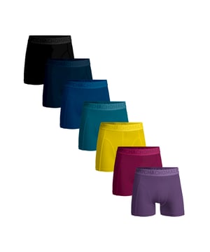 Die Boxershorts/Unterhosen von Muchachomalo sitzen wie angegossen und sind aus hochwertiger Baumwolle gefertigt. Ein weicher, elastischer Bund mit Logo aus Mikrofaserstoff sorgt für zusätzlichen Komfort.  Spezifikationen • 7 Stück • Normale Passform • Flache Nähte für zusätzlichen Komfort • Weicher Bund mit Muchachomalo-Logo  Wartung • Bei 30 Grad waschen • Nicht im Trockner trocknen • Bei mittlerer Hitze bügeln (2 Punkte)  Warum Muchachomalo? Muchachomalo arbeitet nur mit Fabriken zusammen, die BSCI- und OEKO-TEX-zertifiziert sind. Ziel dieser Fabriken ist es, die Arbeitsbedingungen kontinuierlich zu verbessern. Sie kämpfen für das Recht, eine Gewerkschaft zu gründen, für sichere Arbeitsbedingungen und sind gegen Zwangs- und Kinderarbeit. Sie ermöglichen es Verbrauchern und Unternehmen außerdem, verantwortungsvolle Entscheidungen zu treffen, die unseren Planeten für zukünftige Generationen schützen.