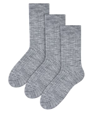 Calcetines perfectos para el día a día, estos calcetines de lana de alpaca para hombre son el epítome del lujo. Confeccionados con fibras de lana de alpaca 100%, estos calcetines son suaves y delicados, pero lo suficientemente resistentes para el uso diario. Estos calcetines de lana de alpaca mantienen los pies cómodos durante todo el día y su textura acanalada en la pierna y el pie alivia la presión innecesaria sobre el pie y ayuda a garantizar un ajuste seguro. Estos calcetines tienen propiedades de absorción de la humedad, lo que significa que mantendrán sus pies secos en todas las condiciones. Esto es importante porque si tus pies se mojan durante largos periodos de tiempo, pueden causarte ampollas e infecciones. Puedes elegir entre 5 colores: Negro, Marrón, Beige, Gris y Gris claro, ¡así que hay para todos los gustos! Tanto si prefieres un negro tradicional como un marrón clásico, tenemos algo que se adapta a tu estilo. También están disponibles en paquetes de 3 pares para que puedas llenar tu cajón de calcetines. Estos calcetines para hombre vienen en 3 pares y están disponibles en 2 tallas: 7-9 UK y 10-13. Están hechos de 56% acrílico, 22% lana, 11% poliamida, 9% alpaca, 2% elastano y hay 4 colores para elegir y son totalmente lavables a máquina.